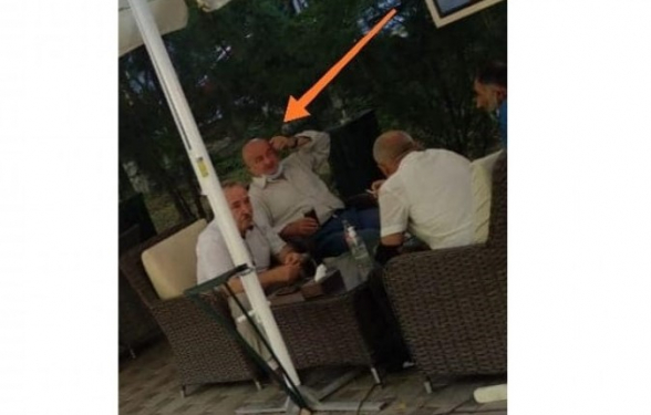 Սա իշխանական պատգամավոր Հովիկ Աղազարյանն է հենց այս պահին՝ կենտրոնի սրճարաններից մեկում